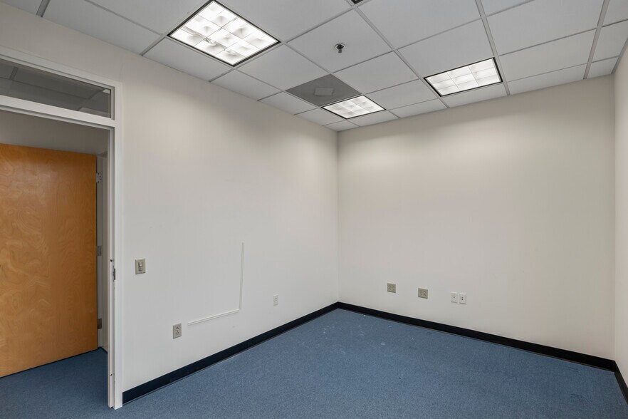 More Photos Of 19455 Deerfield Ave, Lansdowne Medical For Lease