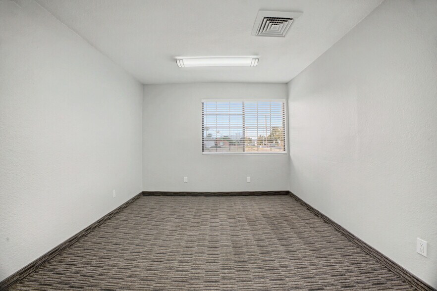 More Photos Of 555 W University Dr, Mesa Office For Lease