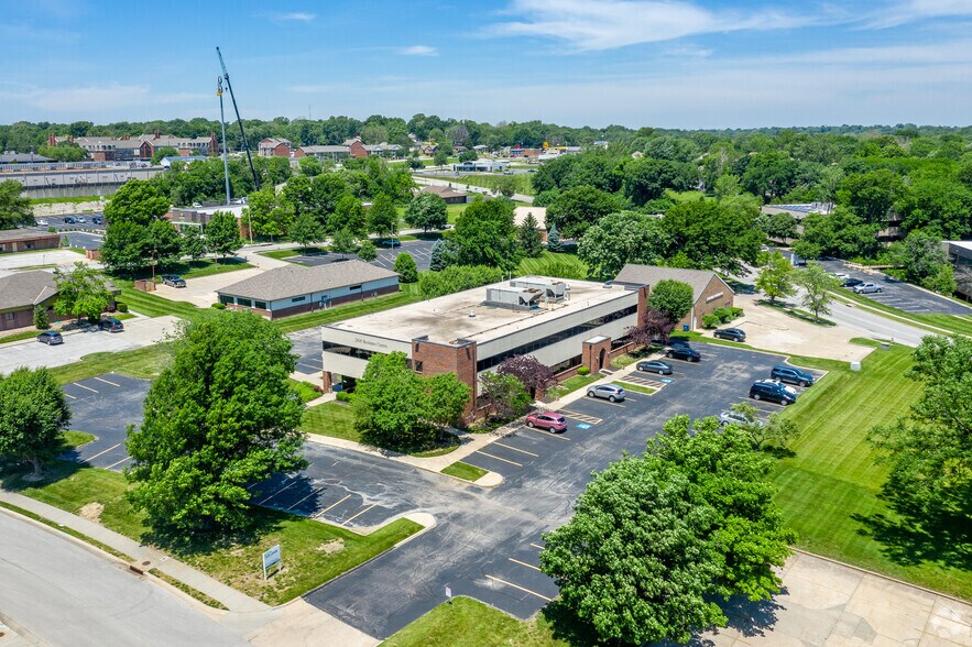 More Photos Of 2900 NE 60th St, Gladstone Office For Lease