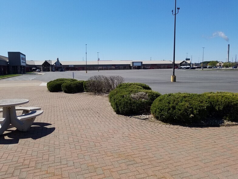 More Photos Of 10101 Market St, Rothschild General Retail For Lease