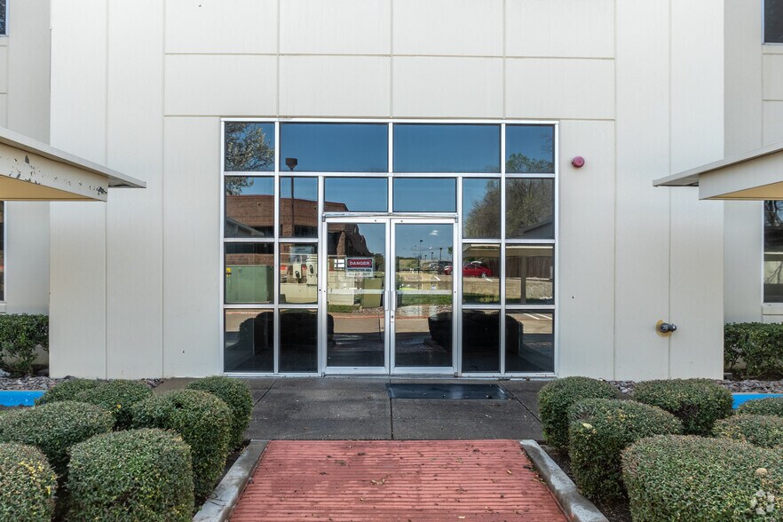 More Photos Of 1703 N Plano Rd, Richardson Unknown For Lease