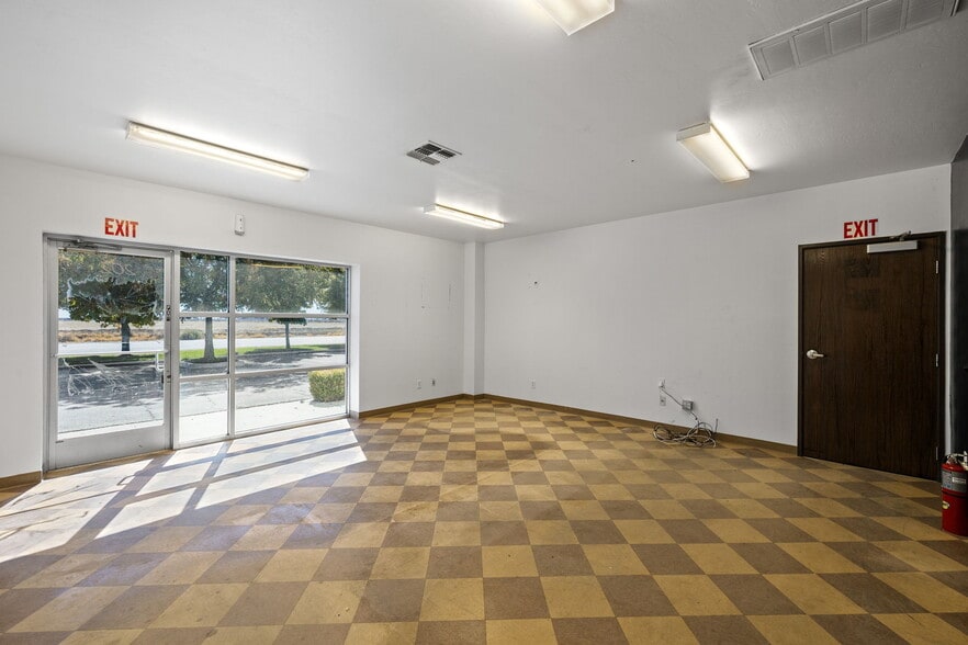 More Photos Of 2550 E Belle Ter, Bakersfield Manufacturing For Lease