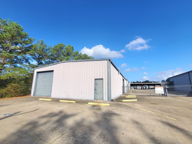 Primary Photo Of 512 Bryant Rd, Conroe Light Manufacturing For Lease