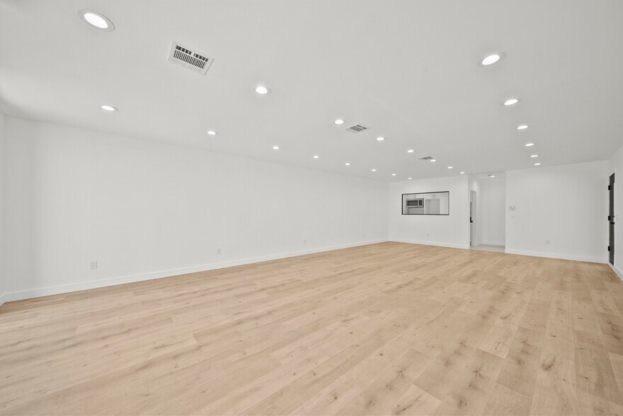 More Photos Of 11488 Burbank Blvd, North Hollywood Flex For Sale