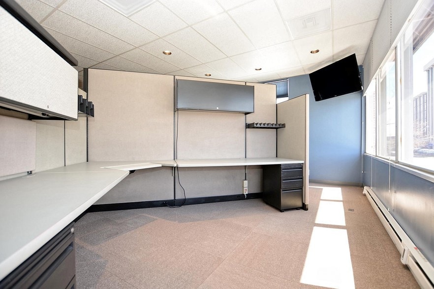 More Photos Of 512 Higgins Rd, Park Ridge Office For Lease