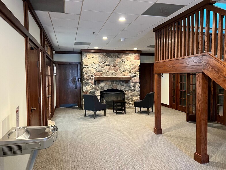 More Photos Of 420 N Front St, Mchenry Office For Lease