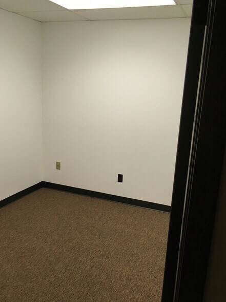 More Photos Of 9263 Ravenna Rd, Twinsburg Showroom For Lease