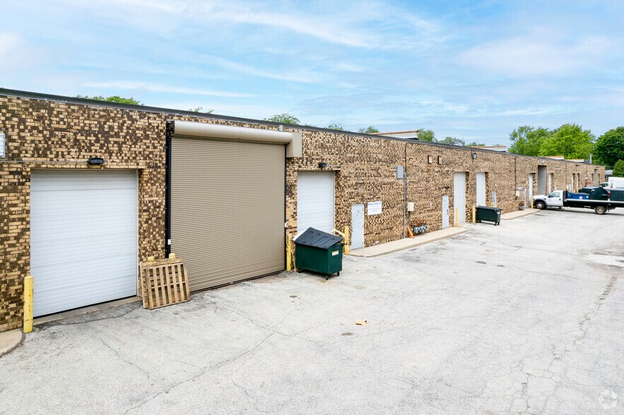 More Photos Of 8101-8149 N Austin Ave, Morton Grove Flex For Lease