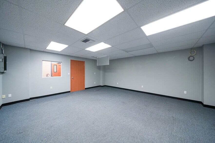More Photos Of 1555-1557 SE Crystal Lake Dr, Corvallis Warehouse For Lease