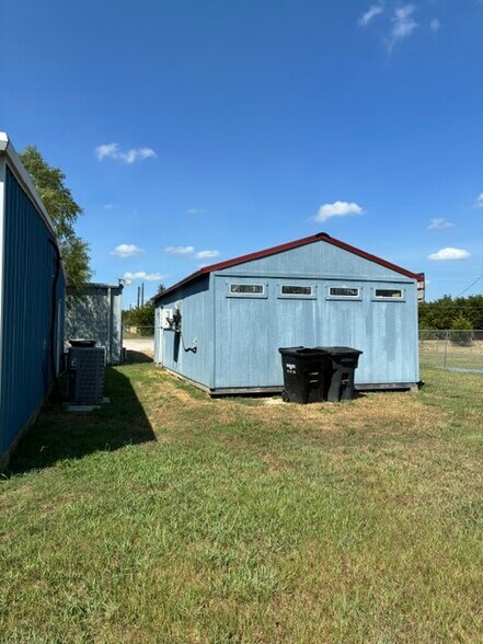 More Photos Of 19059 State Highway 274, Kemp Warehouse For Sale