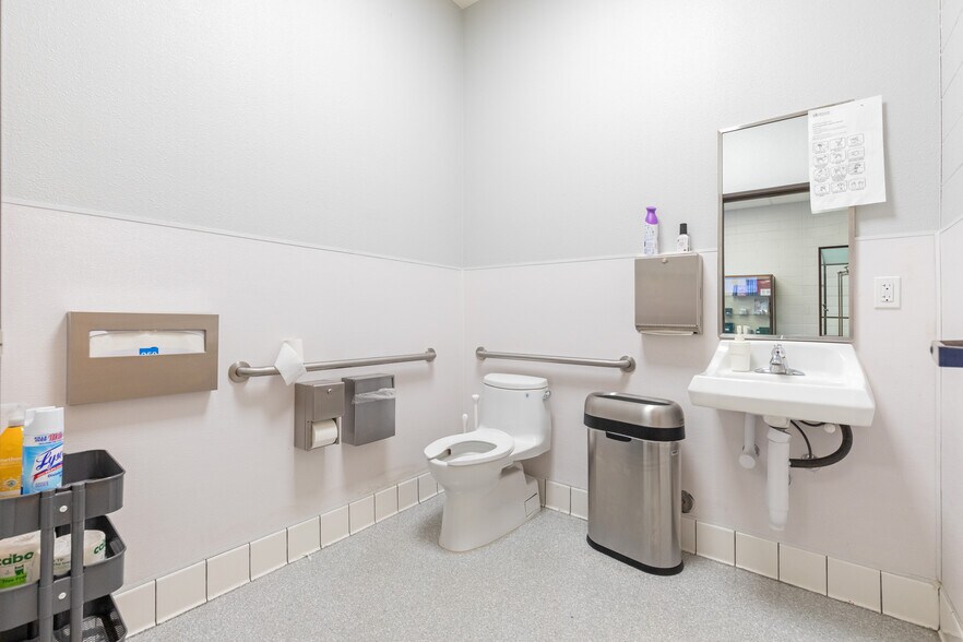 More Photos Of 6400 Elvas Ave, Sacramento Freestanding For Sale