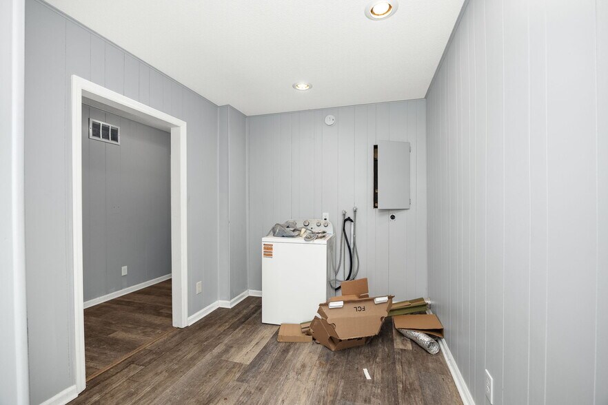 More Photos Of 802 E Nodaway St, Oregon Flex For Sale