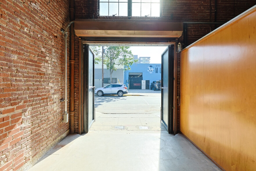 More Photos Of 1354-1358 S Grand Ave, Los Angeles Flex For Lease