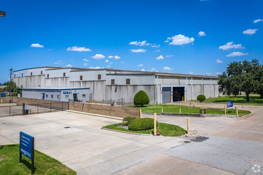 More Photos Of 9450 W Wingfoot Rd, Houston Manufacturing For Lease