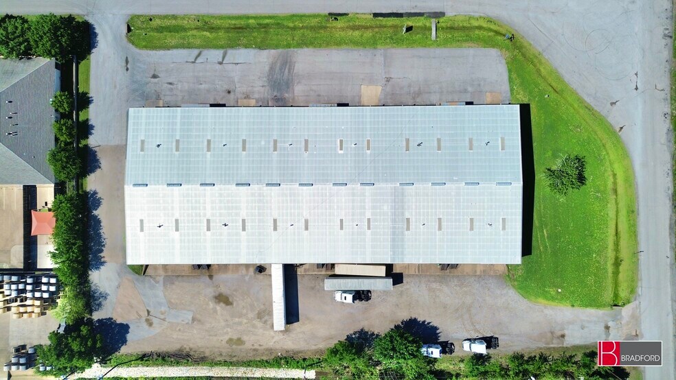 More Photos Of 1000-1008 N Commercial Blvd, Arlington Warehouse For Lease