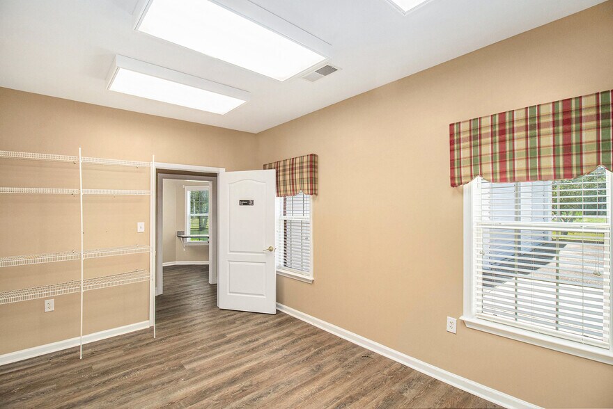 More Photos Of 3175 Highway 81 W, Hampton Storefront Retail Office For Lease