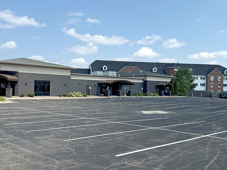More Photos Of 1600-1688 N Casaloma Dr, Grand Chute General Retail For Sale