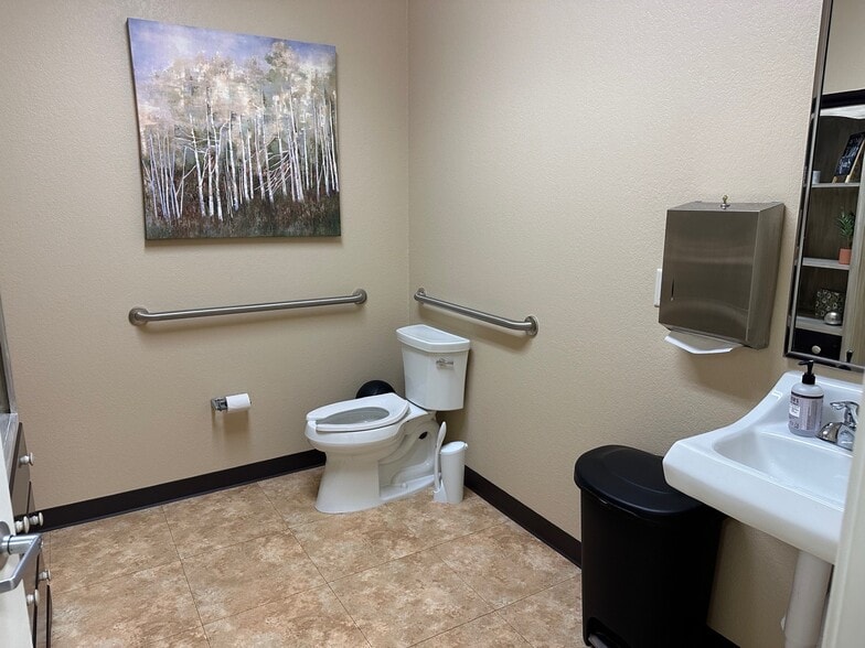 More Photos Of 215 S Andover Rd, Andover Medical For Lease