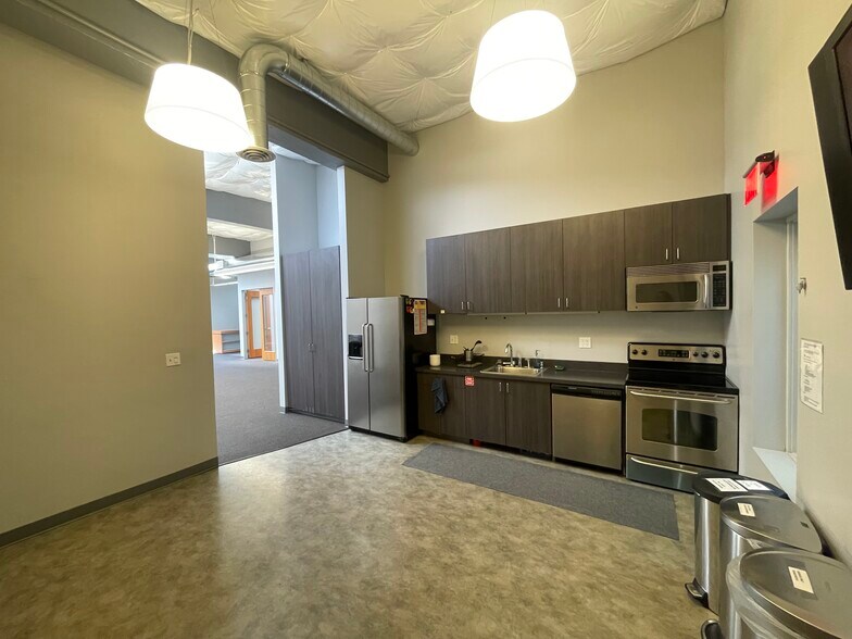 More Photos Of 128 NE 7th Ave, Portland Light Distribution For Lease