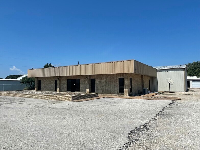 Primary Photo Of 1315 Caddo St, Cleveland Industrial For Sale