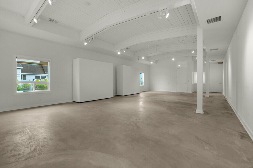 More Photos Of 809 S Holladay Dr, Seaside Showroom For Sale