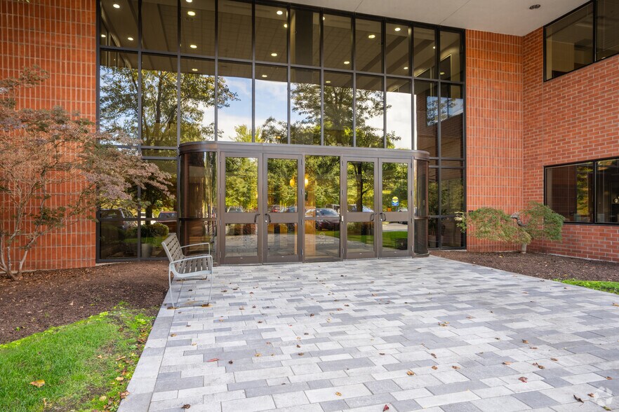 More Photos Of 271 Waverley Oaks Rd, Waltham Office For Lease