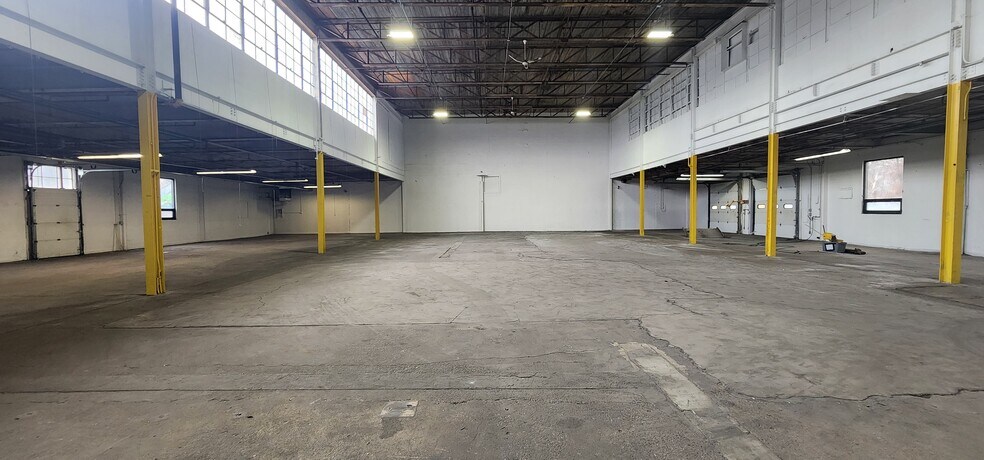More Photos Of 237 E Aurora St, Waterbury Manufacturing For Lease