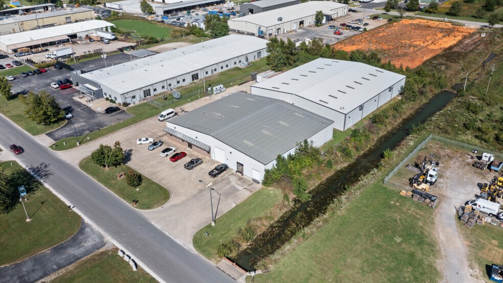 More Photos Of 2078 Ford Ave, Springdale Warehouse For Lease