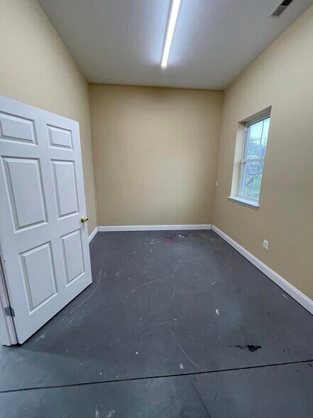 More Photos Of 6008 Fair Oaks Dr, Frederick Flex For Lease