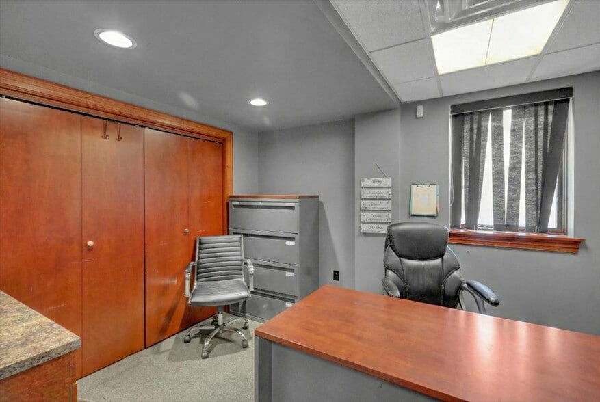 More Photos Of 426 Warren St, Reading Office For Sale