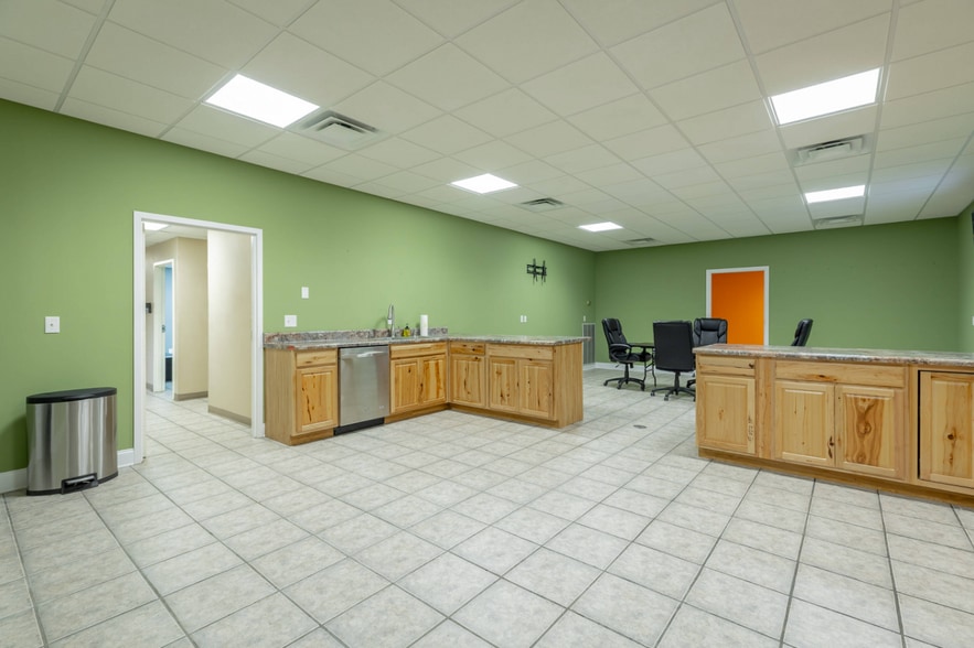 More Photos Of 218 Industrial Park Dr, Soddy Daisy Light Distribution For Sale