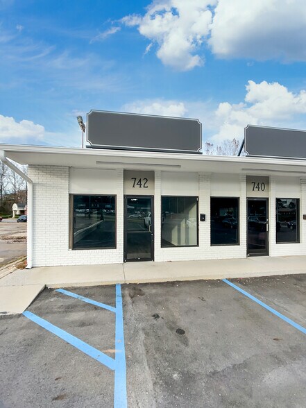 More Photos Of 720-742 McFarland Blvd, Northport Unknown For Lease