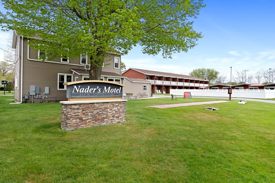 Primary Photo Of 612 N Lakeshore Dr, Ludington Hotel For Sale