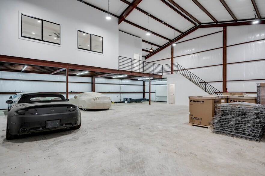 More Photos Of 15210 Fitzhugh Rd, Austin Warehouse For Lease