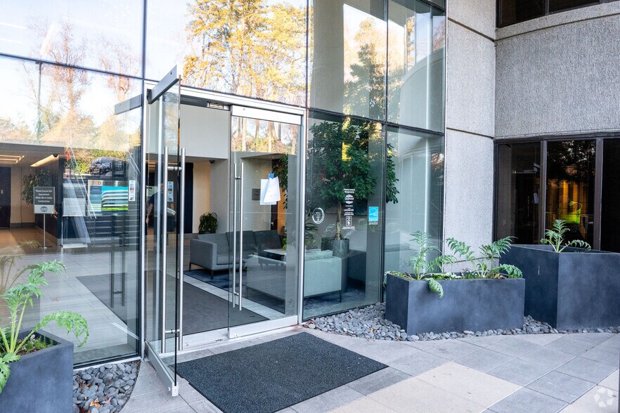 More Photos Of 2626 Glenwood Ave, Raleigh Office For Lease