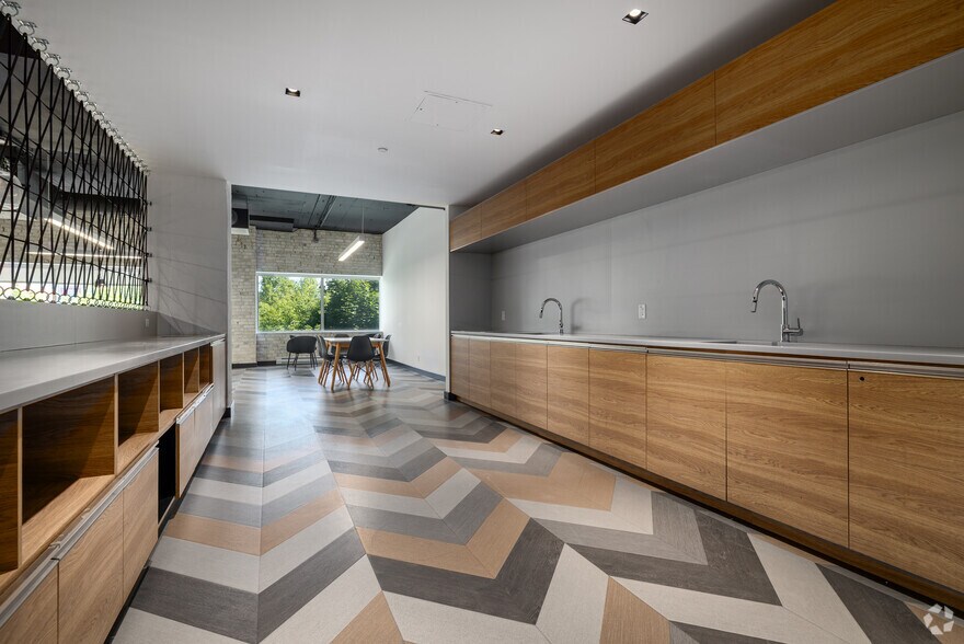 More Photos Of 7101 Av du Parc, Montréal Office For Lease