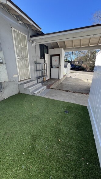 More Photos Of 22157 Clarendon St, Woodland Hills Office For Sale