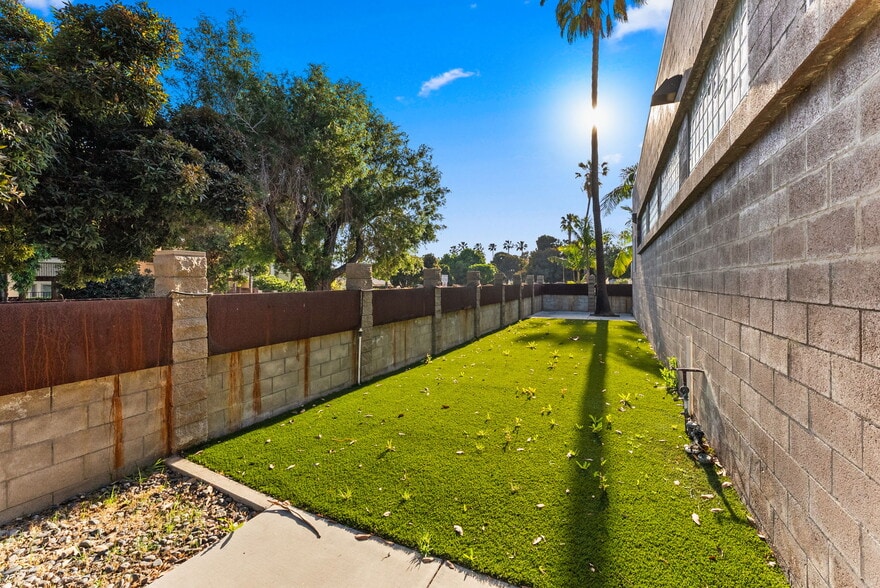 More Photos Of 1366 Hornblend St, San Diego Flex For Lease