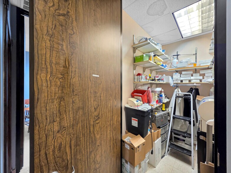 More Photos Of 6429 Fairmont Pky, Pasadena Office For Sale