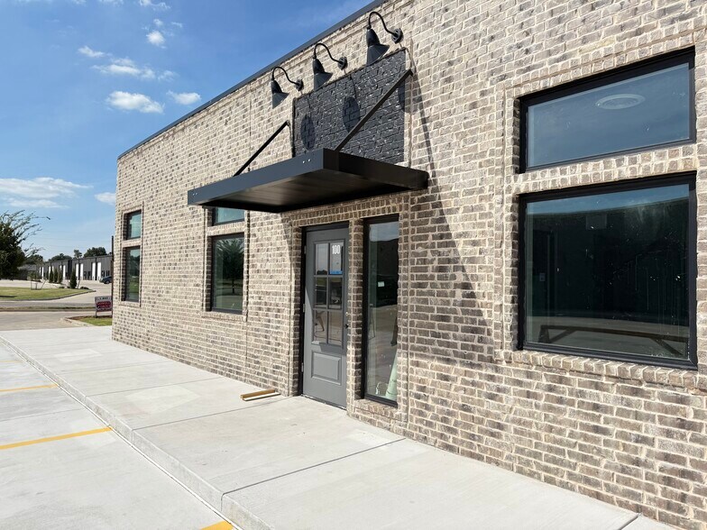 More Photos Of 8136 Silver Crossing, Oklahoma City Warehouse For Lease