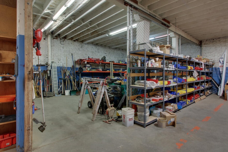 More Photos Of 301 S 7th St, Quincy Light Distribution For Sale