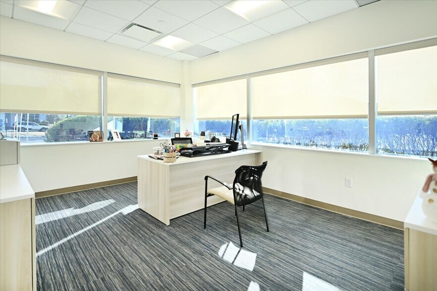 More Photos Of 10 Commerce Dr, Hauppauge Manufacturing For Sale