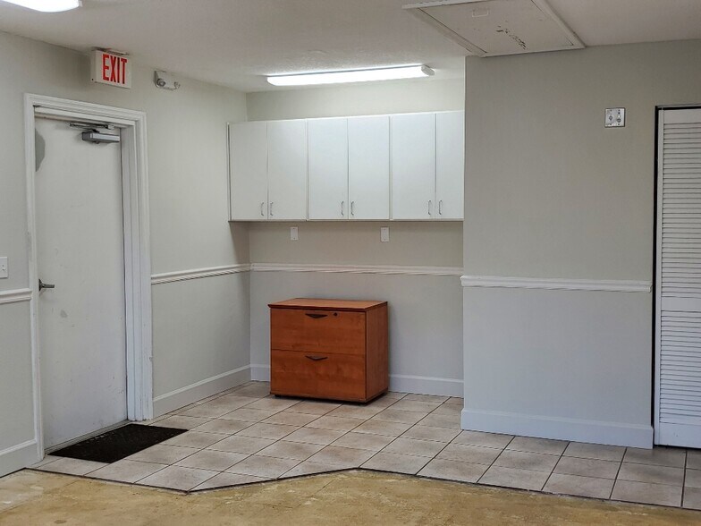 More Photos Of 113 W Chapman Rd, Oviedo Office For Lease