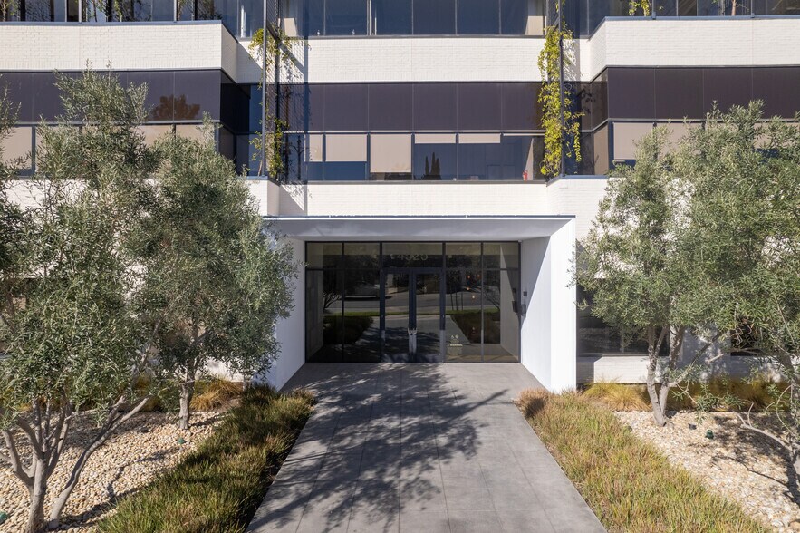 More Photos Of 4525 Wilshire Blvd, Los Angeles Office For Lease