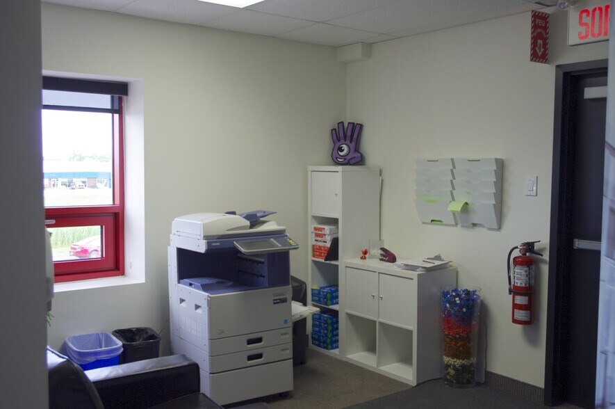 More Photos Of 31 Rue De La Coopérative, Rigaud Department Store For Lease