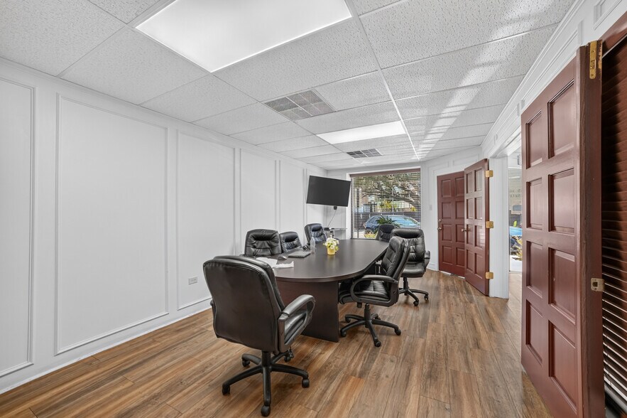 More Photos Of 108-110 W Grove St, Kaufman Office For Lease