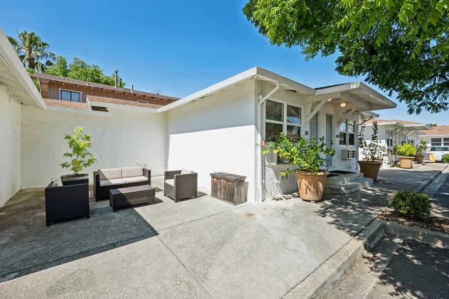 More Photos Of 1623 Lake St, Calistoga Hotel For Sale