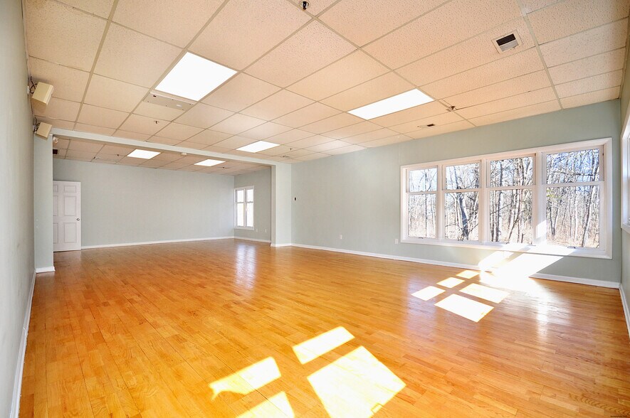 More Photos Of 75 Berlin Rd, Cromwell Medical For Lease