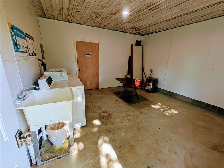 More Photos Of 74 2nd St, Moran Trailer Camper Park For Sale