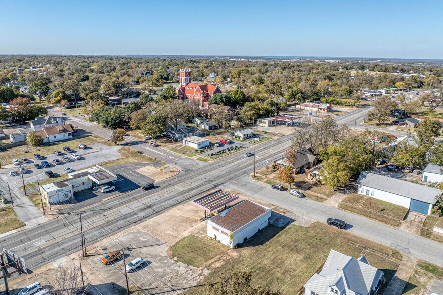 More Photos Of 212 N Austin Ave, Denison Bank For Sale